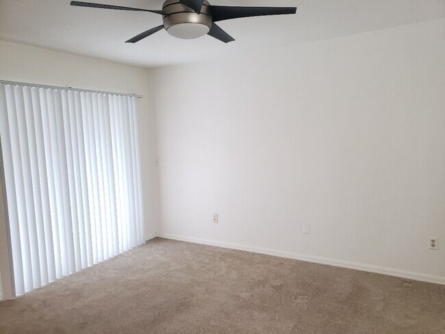 Building Photo - Nice 3 bedroom 2 bath 2 car garage single family home available in SE Cape Coral~