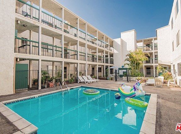 Pool area - 333 Burchett St