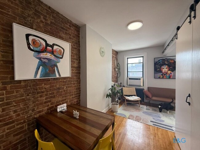 Building Photo - Top Level 3 BR Townhouse Custom Apt.  with...