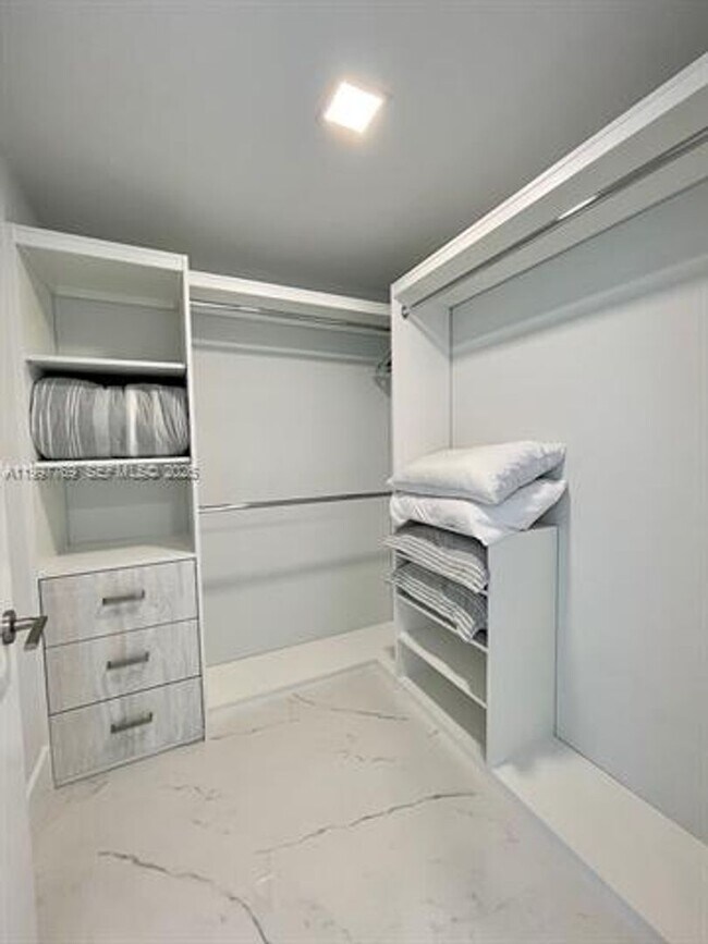 Foto del edificio - 330 Sunny Isles Blvd