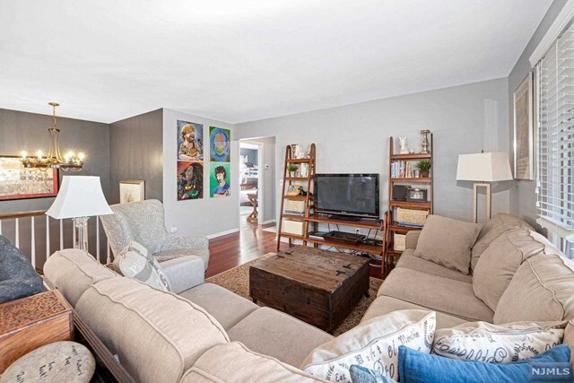 Foto del edificio - 102 Hopkins Ct