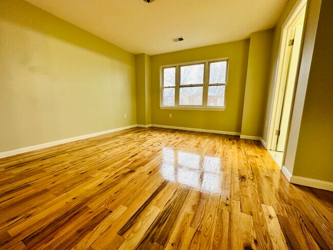 Building Photo - 766 S 17th St