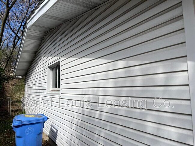 Building Photo - 415 Waterford Dr