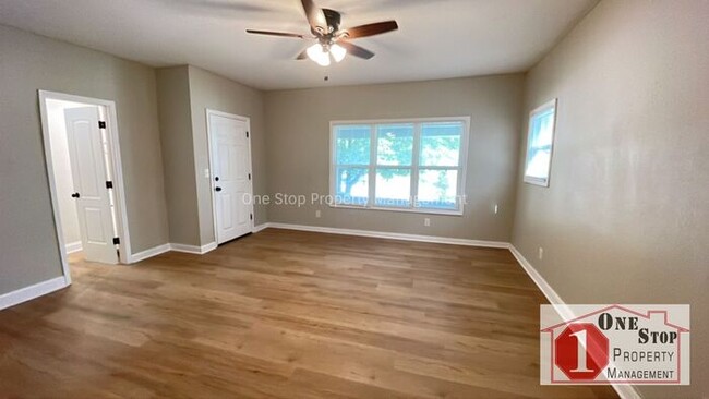 Building Photo - Gorgeous, Updated 3 Bedroom 2 1/2 Bathroom...