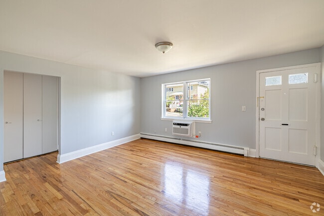 1BR, 1BA - 645SF - Living Room - Station Square Apartments