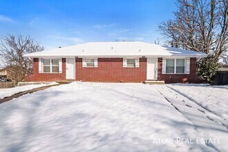 Building Photo - 906 SE 3rd Terrace