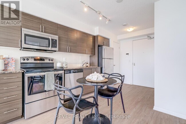 Photo du bâtiment - 830-1830 Lawrence Ave W
