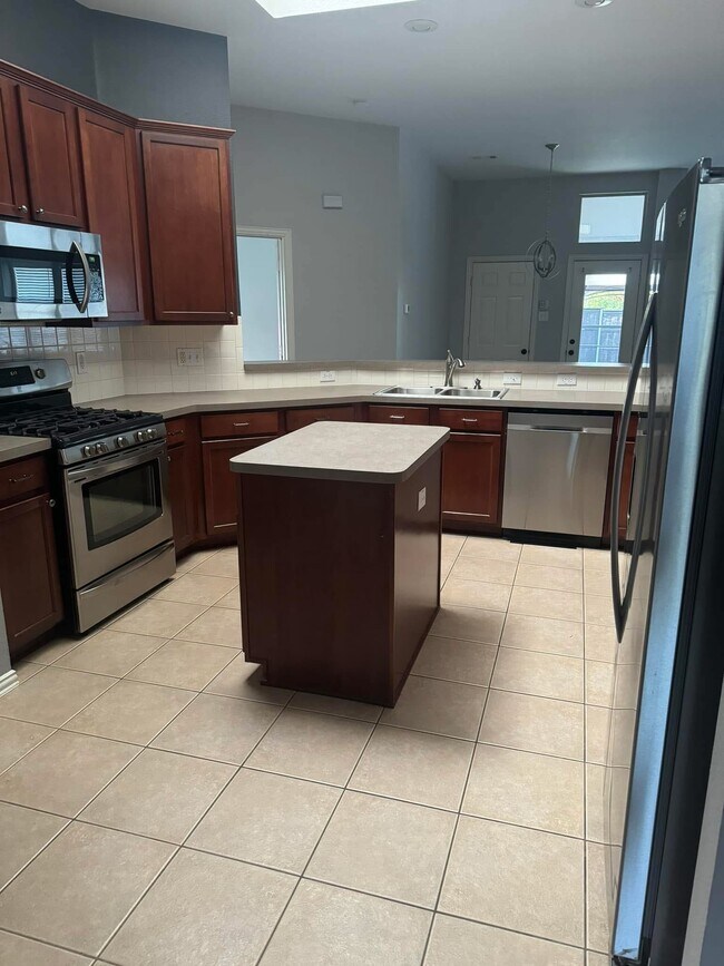 Foto del edificio - 1398 Forest Oaks Ct