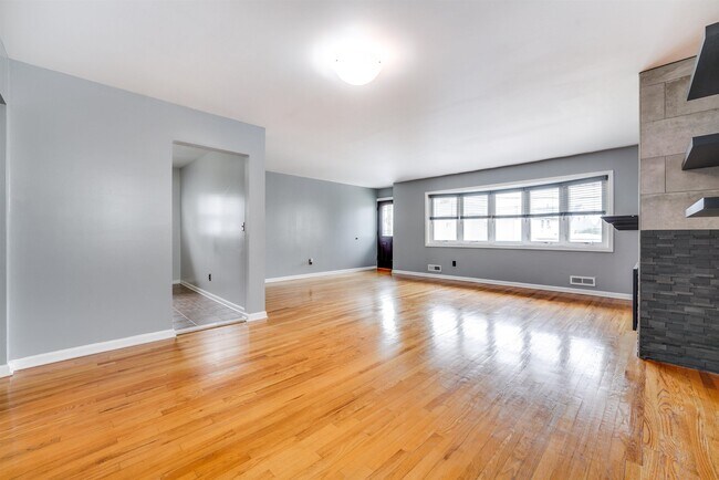 Building Photo - 45 Colonial Dr