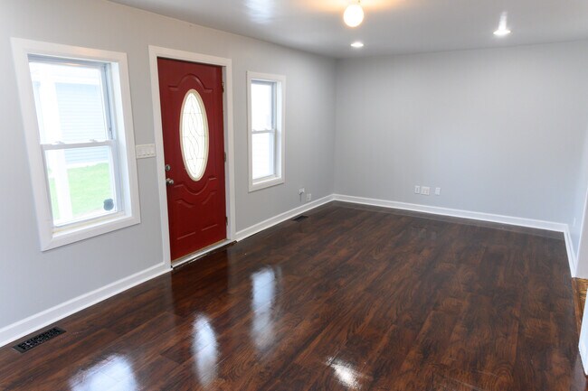 Building Photo - 3405 Woodland Cir N