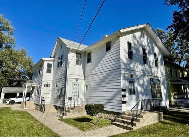 Building Photo - 426 E Benton St