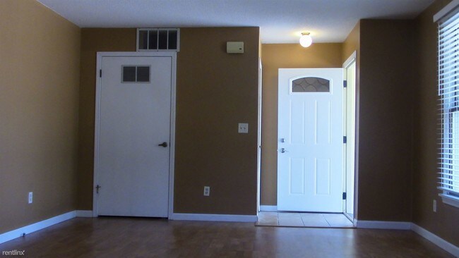 Foto del edificio - 2 br, 1 bath Duplex - 17384 Lane Ave