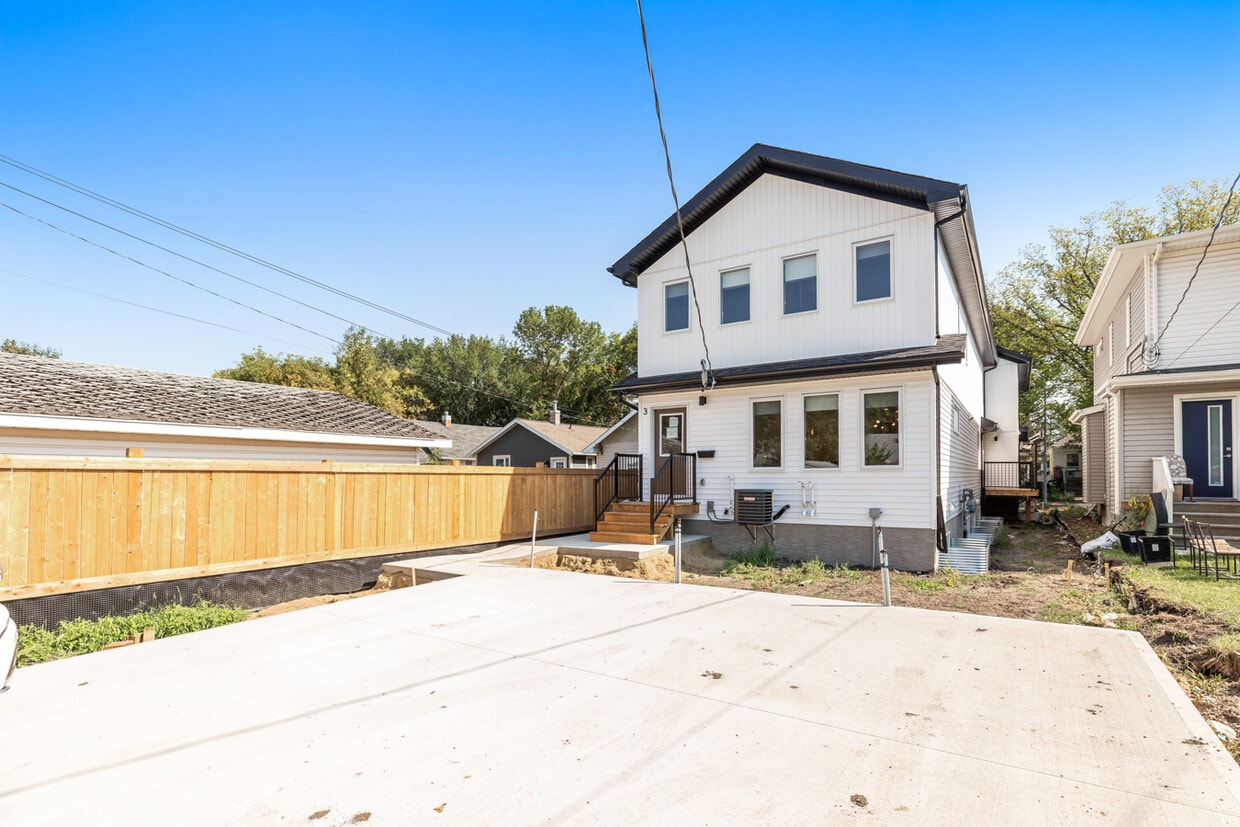 Photo du bâtiment - 11440-11487 87 St NW