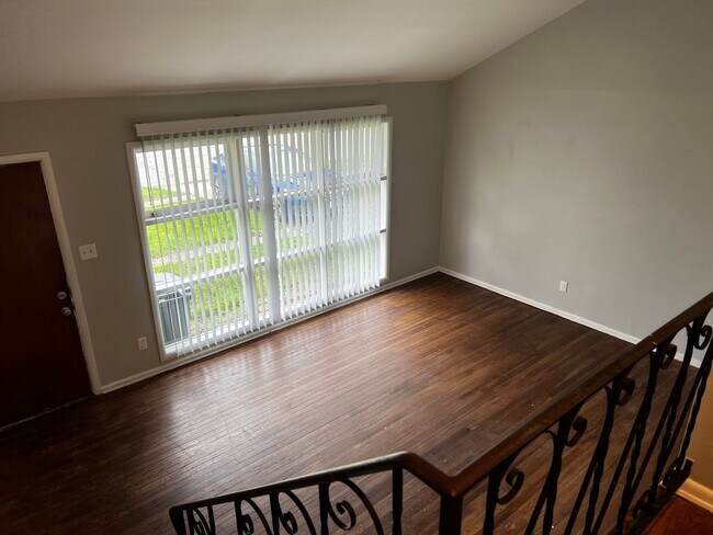 Foto del edificio - 3 BR 1.5 BA split-level with attached 1 ca...