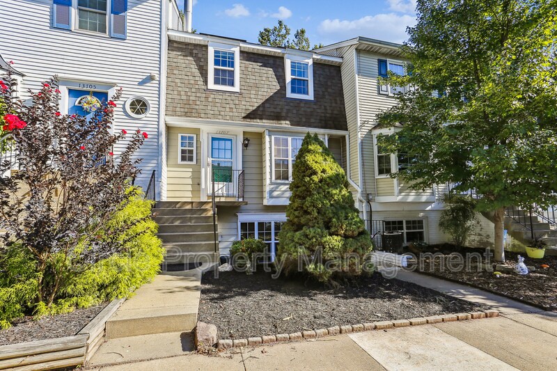 13707 Flowing Brook Ct, Chantilly, VA 20151 Condo for Rent in