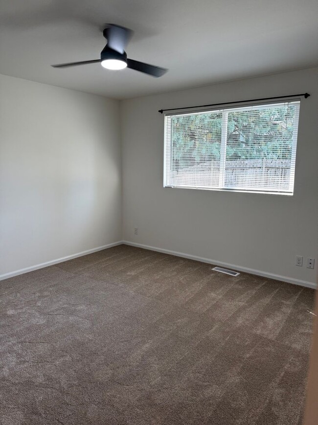 Building Photo - 3 Bedroom 2 Bath Fenced Yard Cul-de-Sac Ne...