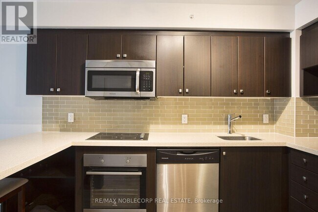 Building Photo - 565 Wilson Ave