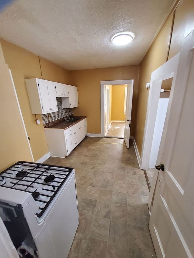 Building Photo - 2917 Yale Ave