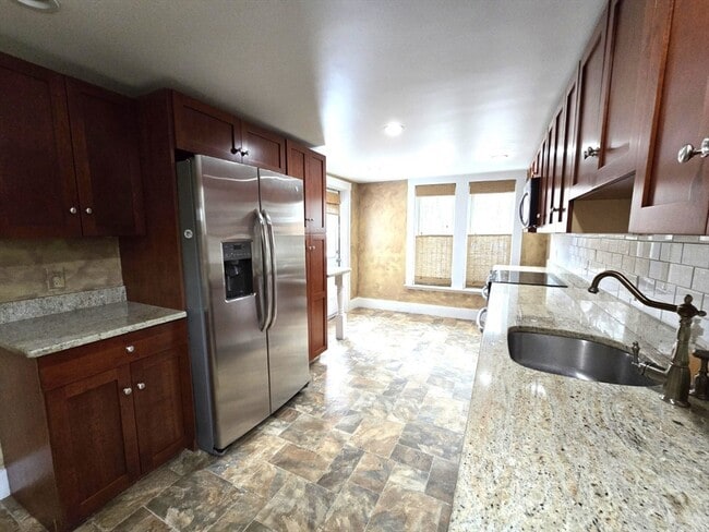 Building Photo - 303 Main St