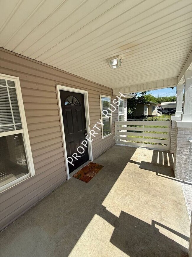 Building Photo - 709 N Holly St