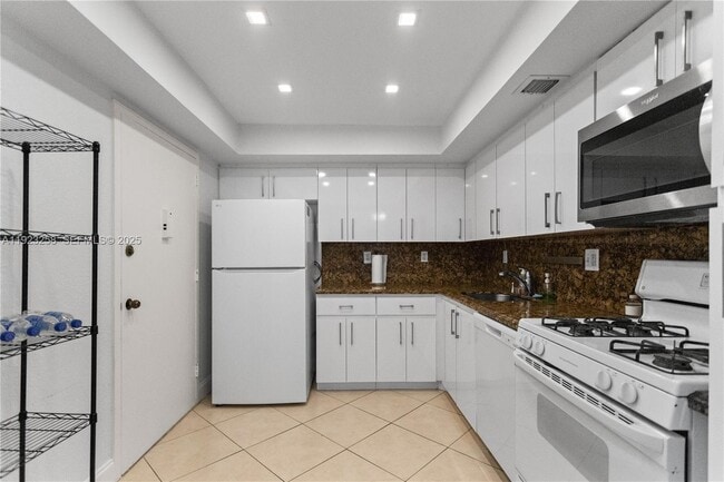 Building Photo - 2030 S Ocean Dr