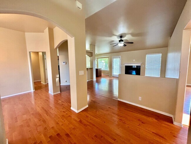 Foto del edificio - Beautiful 3 Bedroom 2 Bathroom Home