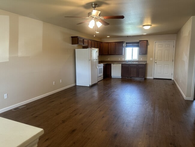 Building Photo - 2015 Lake Hills Dr