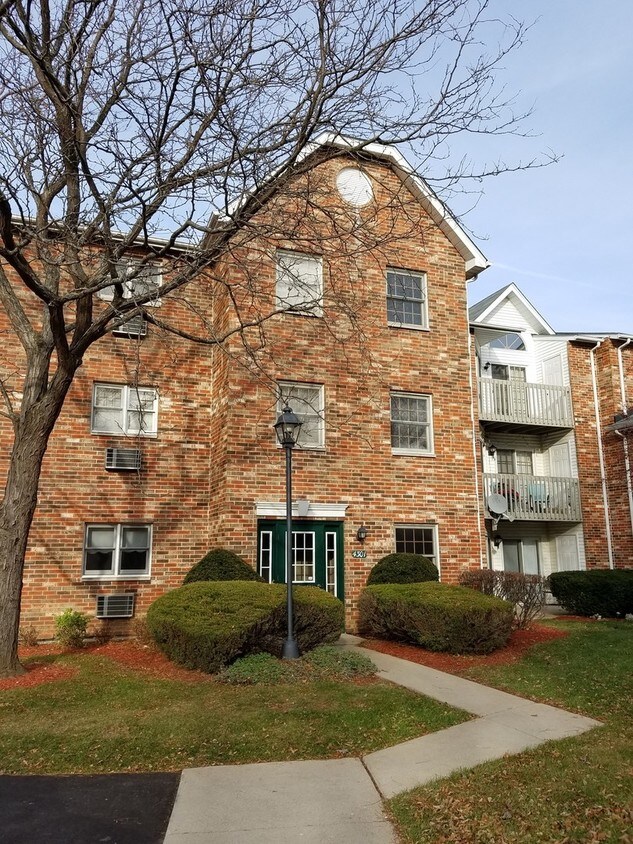 4301 W Shamrock Ln, McHenry, IL 60050 Condo for Rent in McHenry, IL