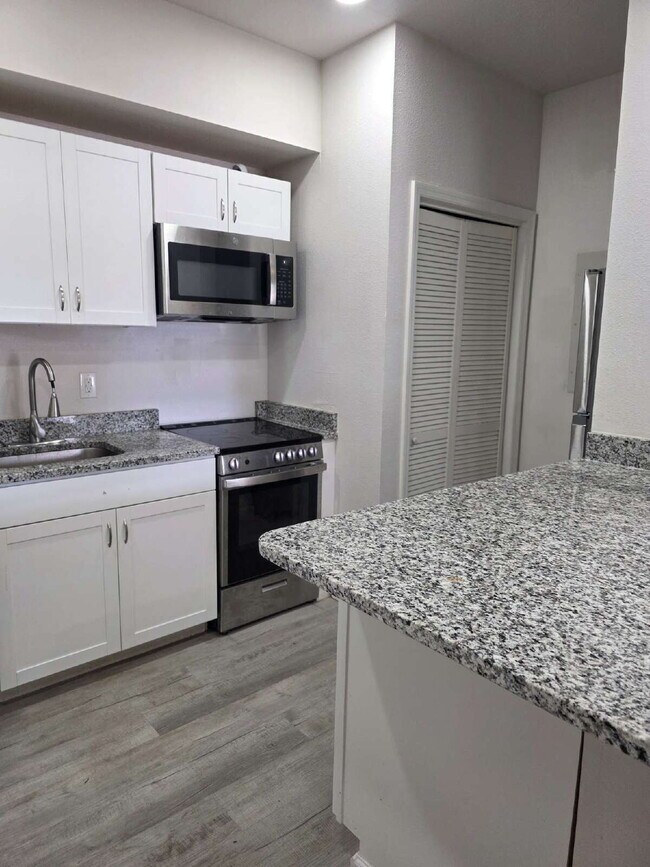 Foto del edificio - Apartment in Quadplex For Rent
