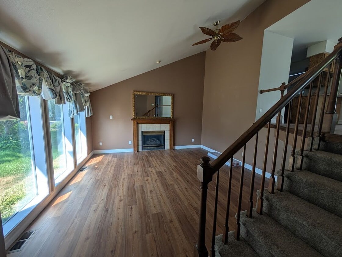 Primary Photo - Spacious Elks House