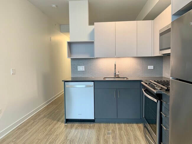 Building Photo - 725 S Wells St