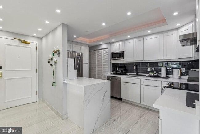 Foto del edificio - 6101 Edsall Rd