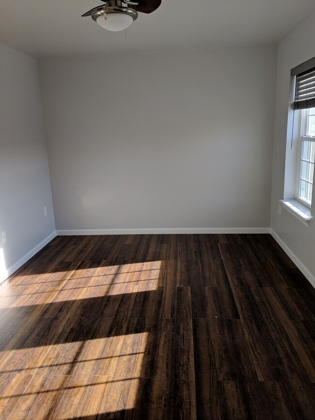 Building Photo - 3 Bedroom/1.5 Bathroom Condominium