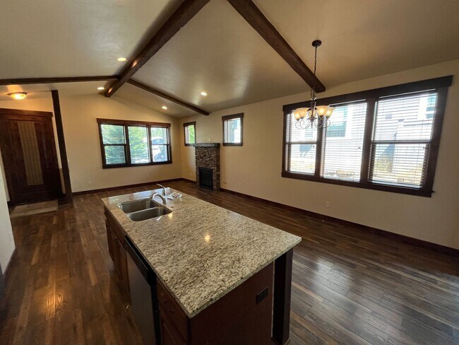 Building Photo - Charming 3 Bed/2 Bath Single Level Craftsm...
