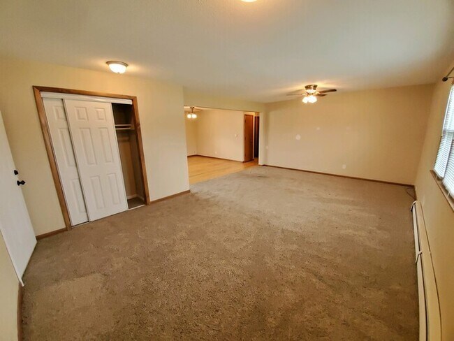 Foto del edificio - 2 Bedroom, 2 Bathroom Upper-Level Duplex