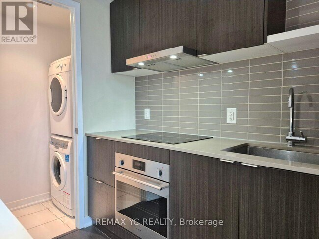 Photo du bâtiment - 100 Harbour St