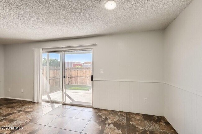 Foto del edificio - 6015 GOLDEN Ln