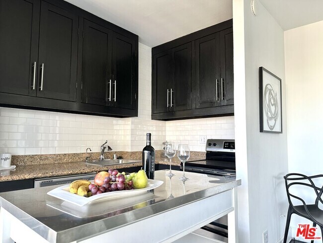 Foto del edificio - 999 N Doheny Dr