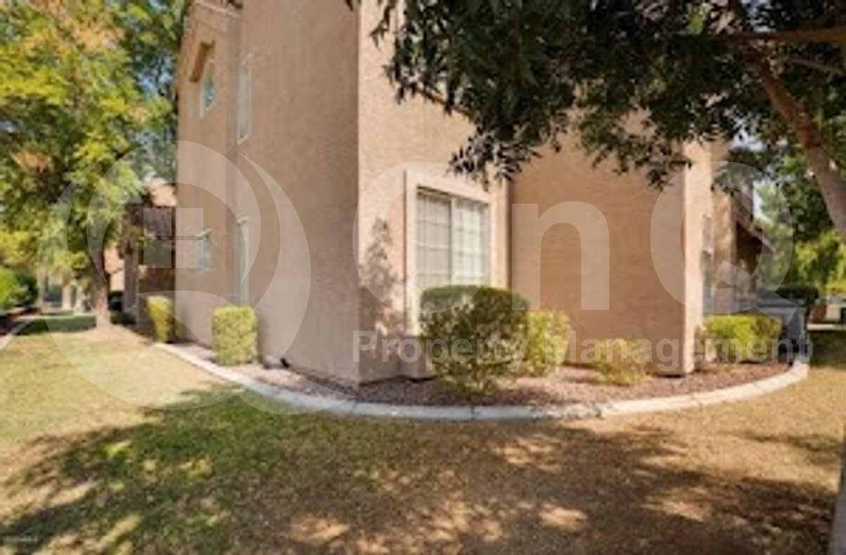 Building Photo - 1633 E Lakeside Dr