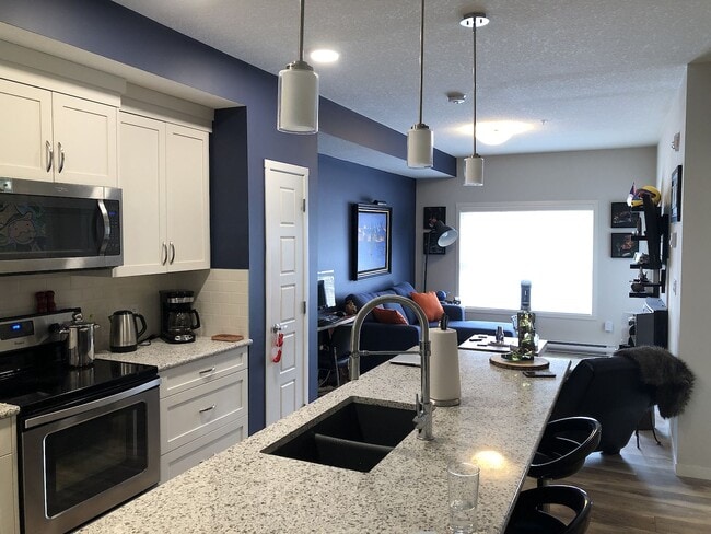 Building Photo - Cozy 1 Bedroom/1 Bath Condo in the Heart o...