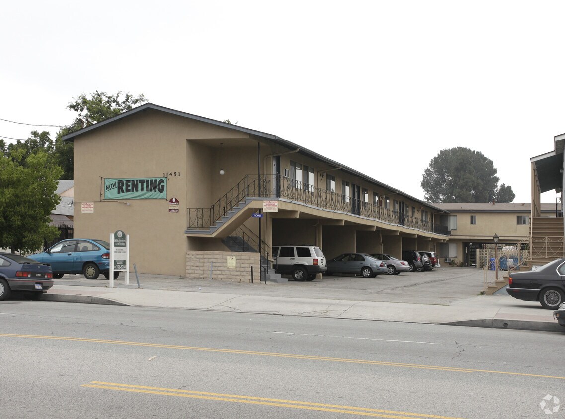 Primary Photo - 11451 Oxnard St