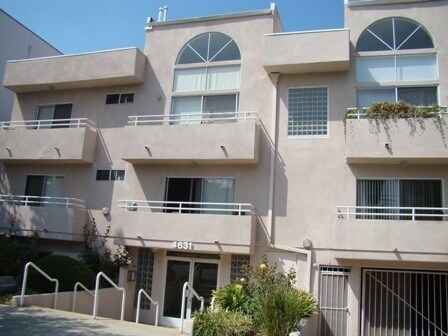 16 Unit Apartment Bldg, street view - 4631 Kester Ave