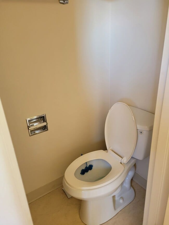 Building Photo - Nice 3 bedroom 1 & 1/2 bathroom home