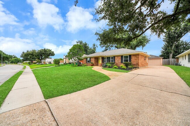 Foto del edificio - 6403 Waltway Dr