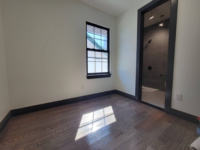 Building Photo - 2736 E 21st St