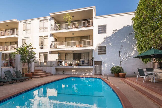 Foto del edificio - 7270 Hillside Ave