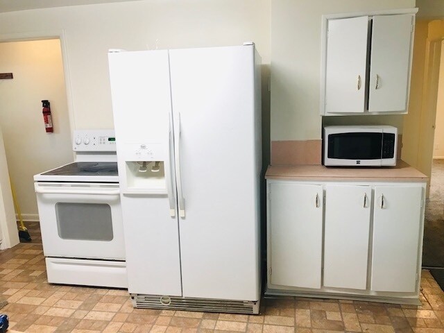 Foto del edificio - Beautiful home, new cabinets, updated carp...