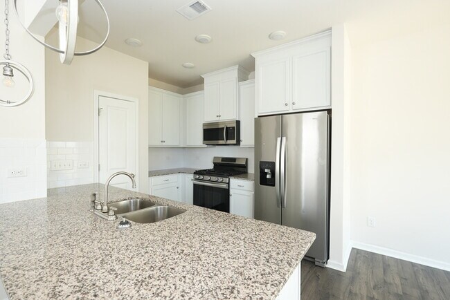 Foto del edificio - Beautiful 3-Bedroom 2-Baths Home with Gara...