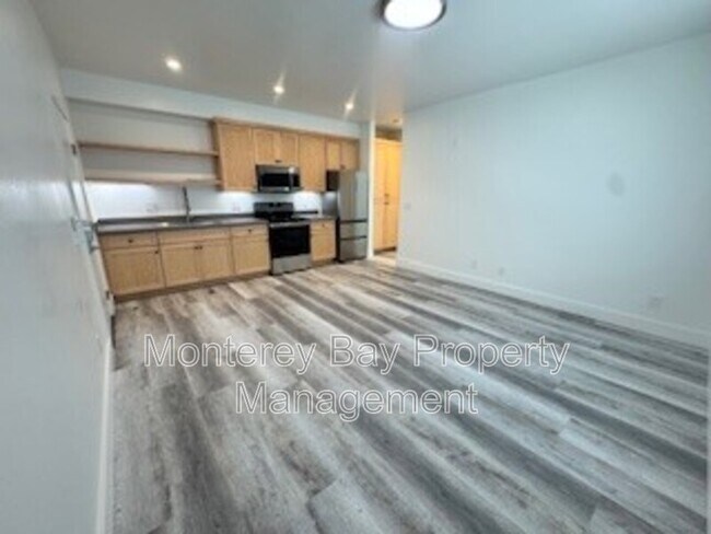 Building Photo - 3108 Seacrest Ave