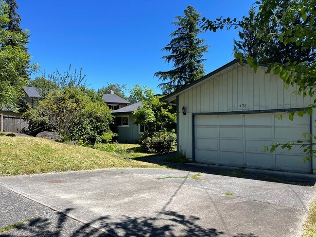 Building Photo - CLICK "REQUEST A TOUR" NOW!